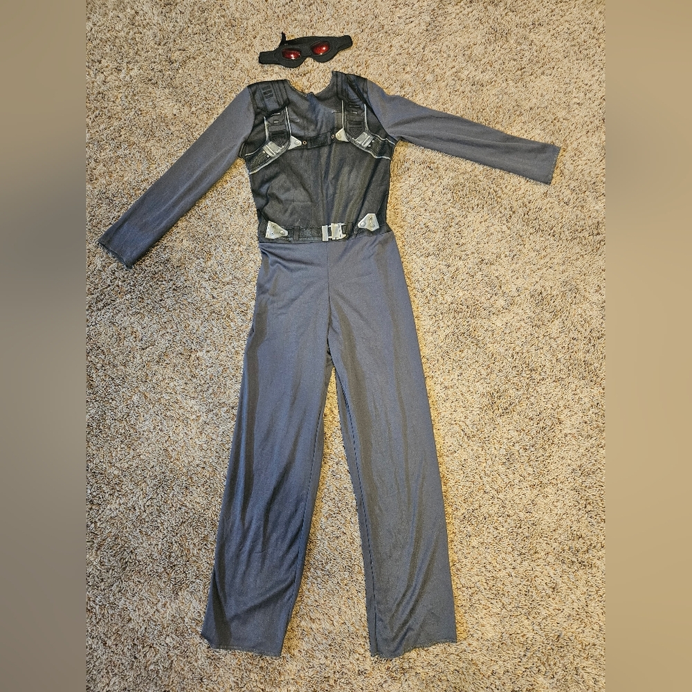 Falcon (Captian America) Costume, Size Small